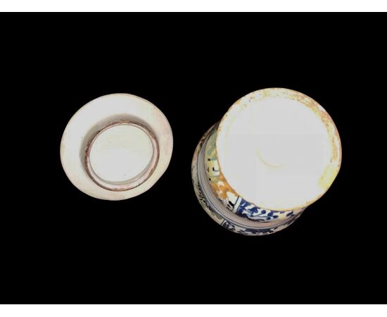 Small apothecary jar decorated with stylized vegetal motifs. Urbania manufacture