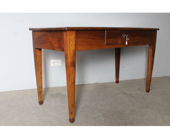 Antico tavolo scrittoio in noce Luigi XVI fine 700 restaurato . Mis 136 x 64 . h 79
