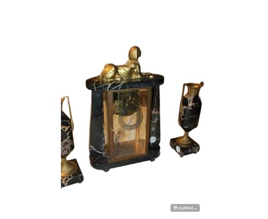 Art Deco style marble table clock triptych with 2 vases from the early 1900s