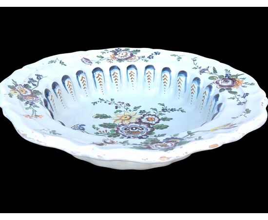 Large majolica basin with floral decoration. Antonibon manufacture, Nove di Bassano.