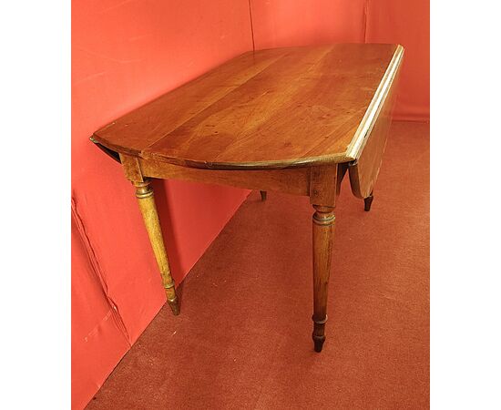 Folding table with flaps
