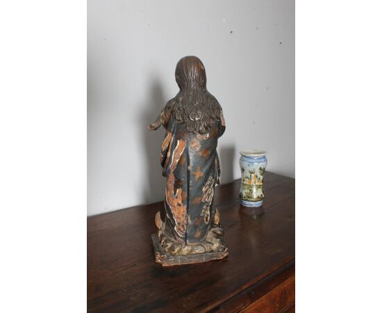 Antique polychrome wooden sculpture of the Virgin, 17th century. H 46 cm.