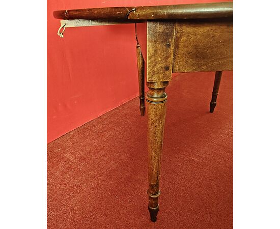 Folding table with flaps