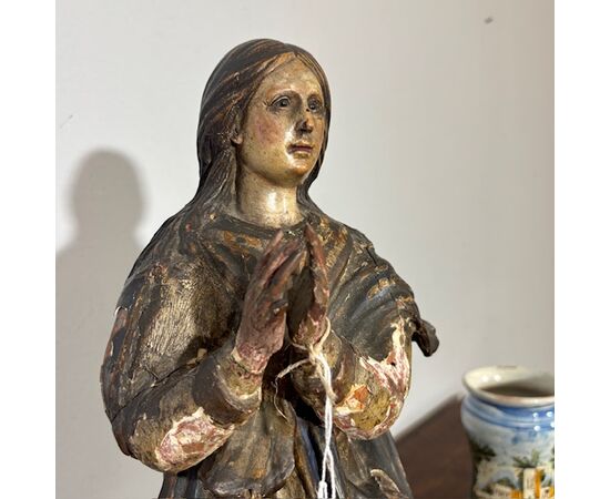 Antique polychrome wooden sculpture of the Virgin, 17th century. H 46 cm.