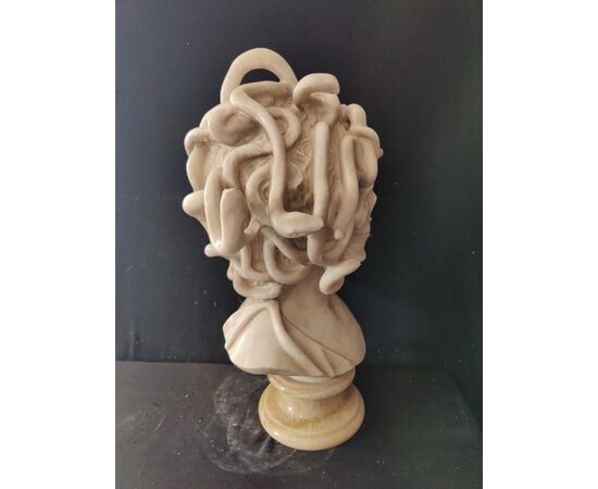 Bellissimo busto a tuttotondo in marmo di Carrara - Medusa con volto di Teschio - H 66 cm
