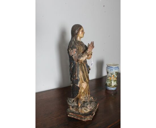Antique polychrome wooden sculpture of the Virgin, 17th century. H 46 cm.