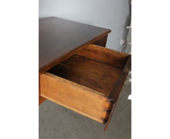 Antico tavolo scrittoio in noce Luigi XVI fine 700 restaurato . Mis 136 x 64 . h 79