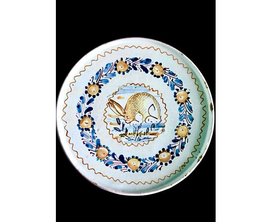 Majolica plate with a roundel depicting a hare. Vietri manufacture.