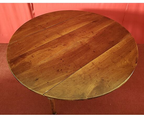 Folding table with flaps