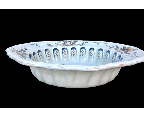 Large majolica basin with floral decoration. Antonibon manufacture, Nove di Bassano.