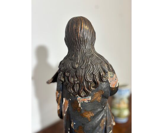 Antique polychrome wooden sculpture of the Virgin, 17th century. H 46 cm.