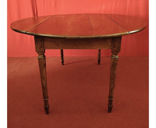 Folding table with flaps