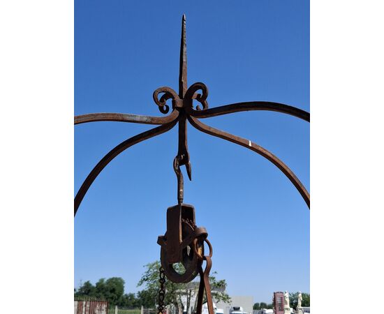 Pozzo in pietra con arco in ferro