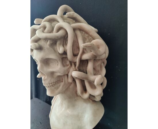 Bellissimo busto a tuttotondo in marmo di Carrara - Medusa con volto di Teschio - H 66 cm