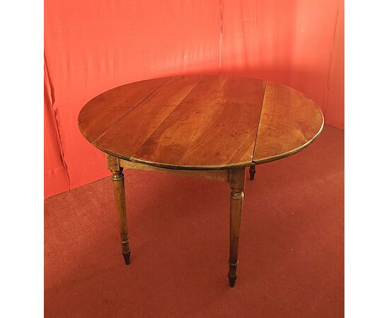 Folding table with flaps