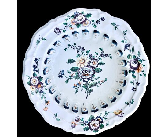 Large majolica basin with floral decoration. Antonibon manufacture, Nove di Bassano.