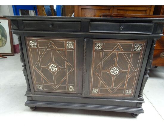 Credenza ebanizzata e intarsiata con materiali pregiati Napoleone III Francia