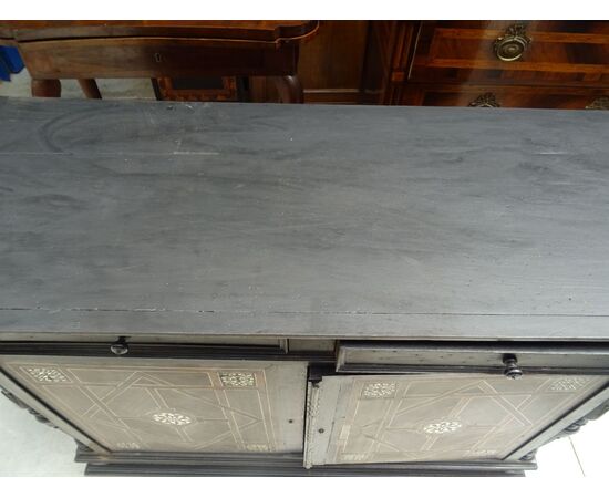 Credenza ebanizzata e intarsiata con materiali pregiati Napoleone III Francia