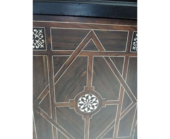 Credenza ebanizzata e intarsiata con materiali pregiati Napoleone III Francia