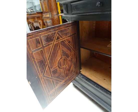 Credenza ebanizzata e intarsiata con materiali pregiati Napoleone III Francia