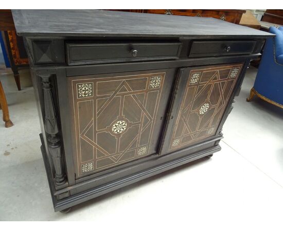 Credenza ebanizzata e intarsiata con materiali pregiati Napoleone III Francia