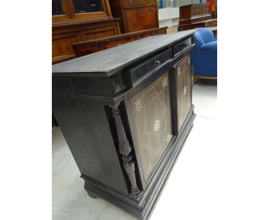Credenza ebanizzata e intarsiata con materiali pregiati Napoleone III Francia