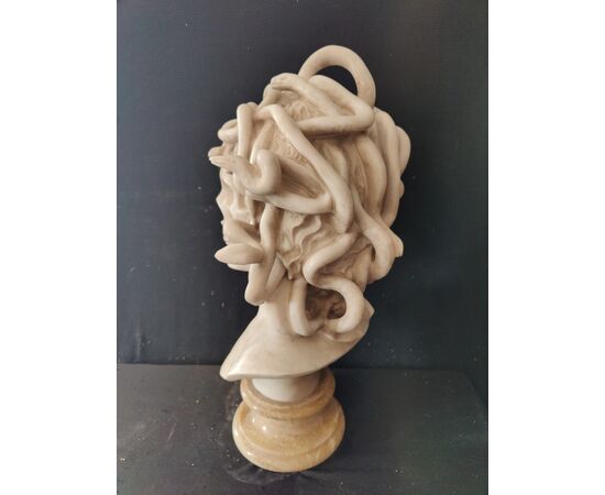 Bellissimo busto a tuttotondo in marmo di Carrara - Medusa con volto di Teschio - H 66 cm