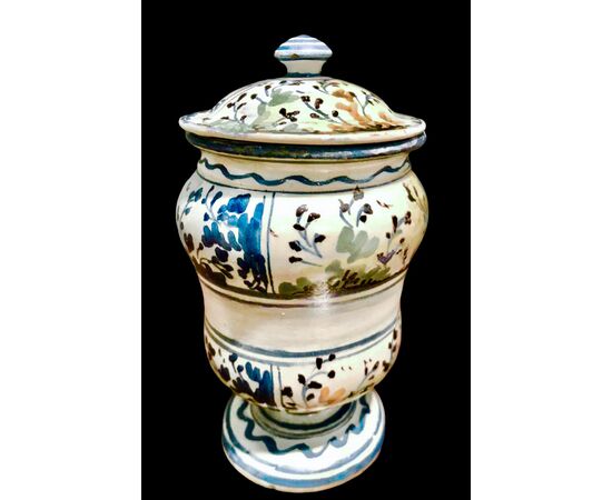Small apothecary jar decorated with stylized vegetal motifs. Urbania manufacture