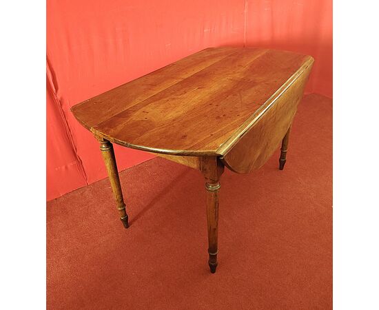 Folding table with flaps