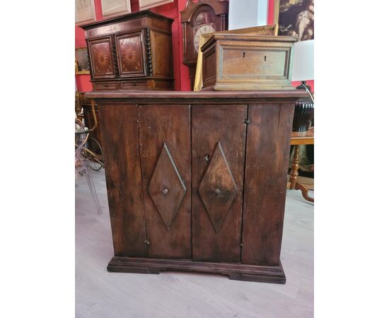 Credenza in legno di noce Toscana Secolo XVII