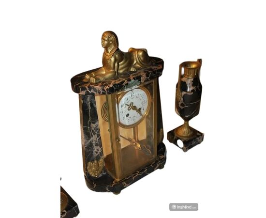 Art Deco style marble table clock triptych with 2 vases from the early 1900s