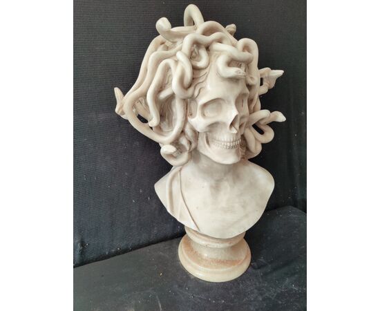 Bellissimo busto a tuttotondo in marmo di Carrara - Medusa con volto di Teschio - H 66 cm