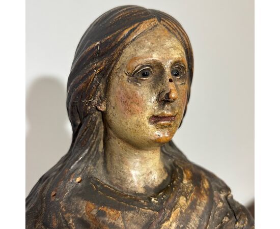 Antique polychrome wooden sculpture of the Virgin, 17th century. H 46 cm.