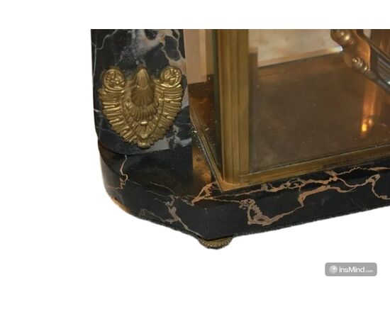 Art Deco style marble table clock triptych with 2 vases from the early 1900s