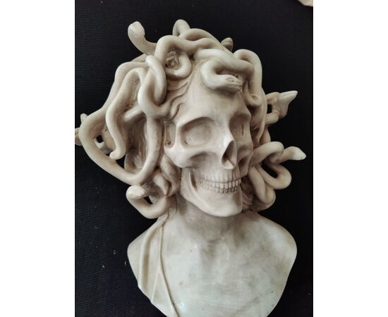 Bellissimo busto a tuttotondo in marmo di Carrara - Medusa con volto di Teschio - H 66 cm