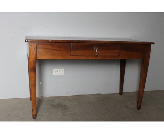 Antico tavolo scrittoio in noce Luigi XVI fine 700 restaurato . Mis 136 x 64 . h 79