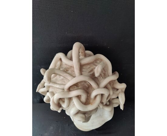 Bellissimo busto a tuttotondo in marmo di Carrara - Medusa con volto di Teschio - H 66 cm