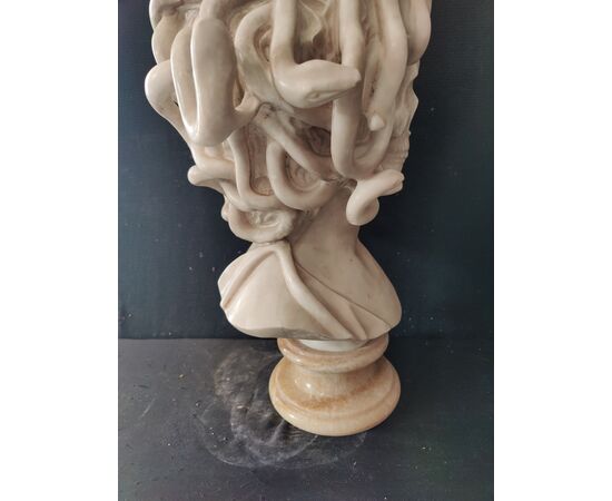 Bellissimo busto a tuttotondo in marmo di Carrara - Medusa con volto di Teschio - H 66 cm