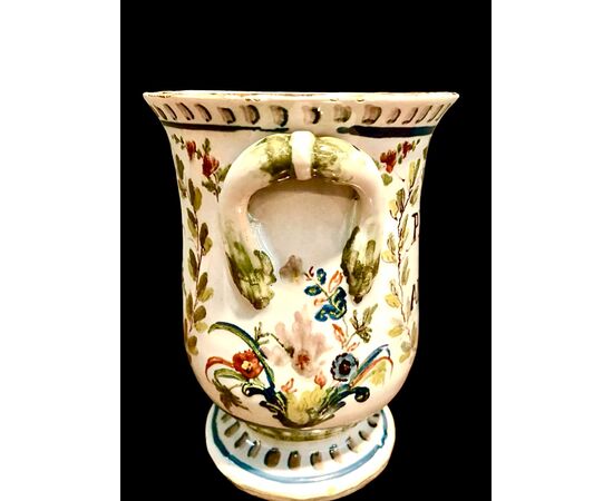 Majolica pill jar with floral decorations. Ferniani manufacture, Faenza.