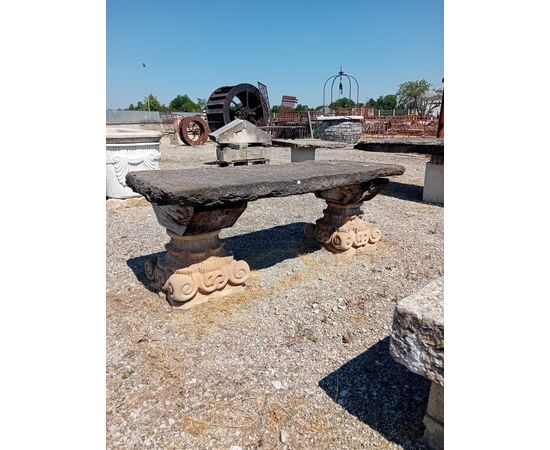 Tavolo in pietra con capitelli