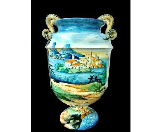 Vaso in maiolica con manici a serpente e decoro istoriato.Manifattura Cantagalli.Firenze.