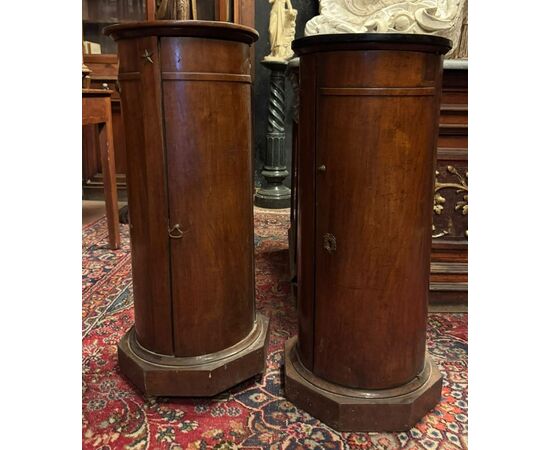 ARM251 - Pair of walnut cylinder bedside tables, 19th century, dimensions diameter cm 40 x H 90