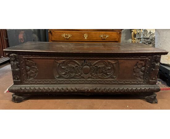 PANC166 - Cassapanca in noce, con piedi a zampa di leone, epoca '500, misure cm L 155 x H 57 x P 60