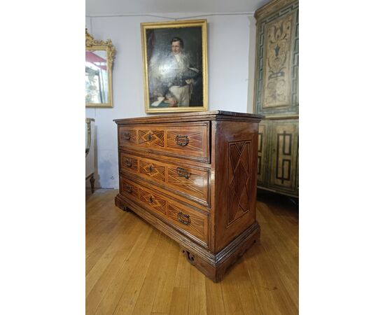 CASSETTONE IN NOCE CON INTARSI LUIGI XIV FINE DEL XVII SECOLO