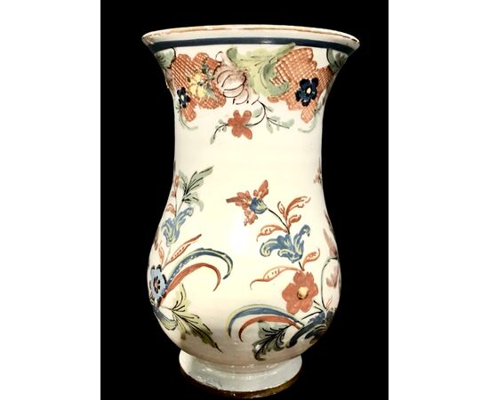 Trumpet-shaped majolica vase with floral motifs. Ferniani, Faenza.