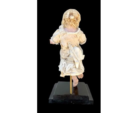 Polychrome wooden sculpture depicting the baby Jesus.