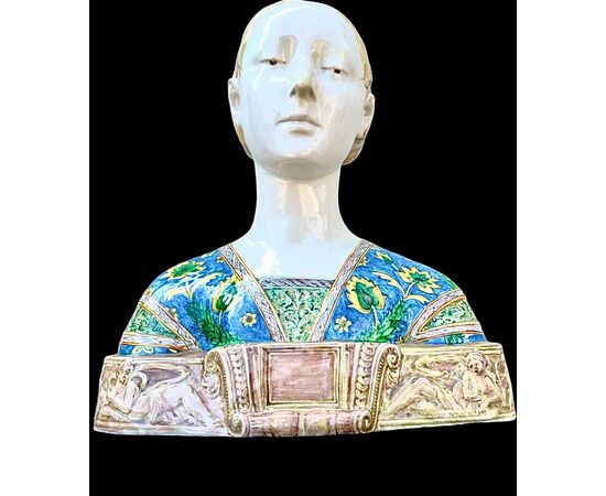 Large majolica bust depicting the Queen of Aragon. Minghetti. Bologna.
