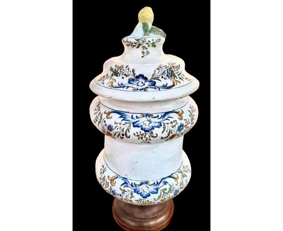 Large majolica albarello mustard pot decorated with two soldiers and stylized rocaille and floral motifs. Marinoni manufacture, Angarano.