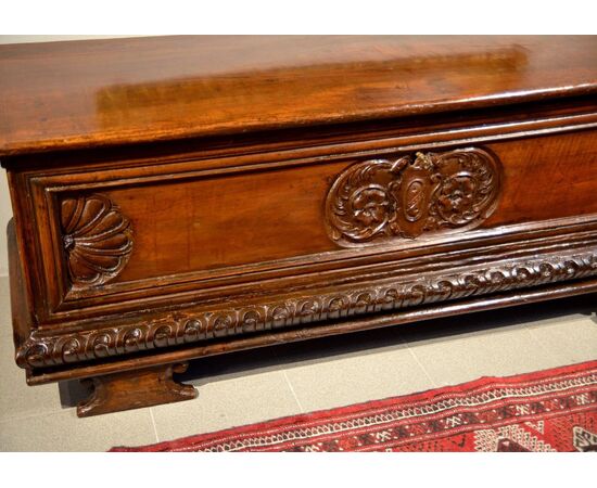 Walnut wood chest, Northern Italy (Bergamo) 17th century