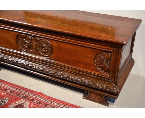 Walnut wood chest, Northern Italy (Bergamo) 17th century